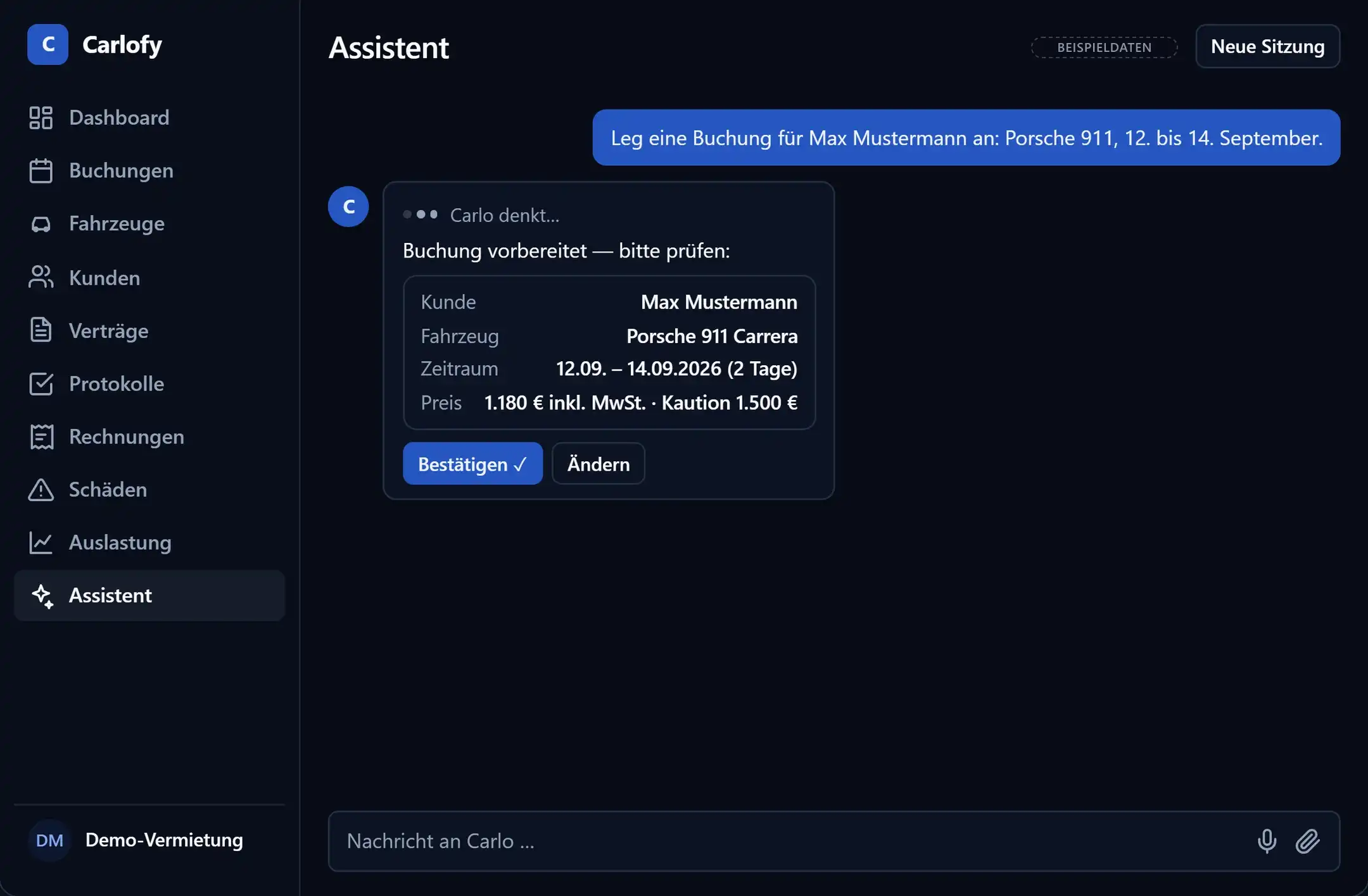 KI-Assistent Carlo in der Carlofy-App: aus einer Chatnachricht entsteht ein Buchungsvorschlag mit Bestätigen-Schaltfläche (Beispieldaten)