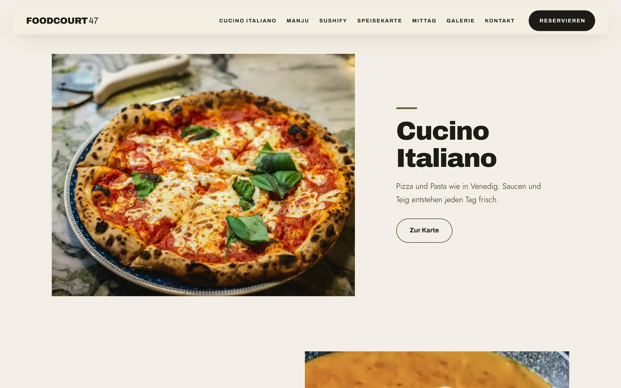 Küchen-Abschnitt der Startseite: großes Pizzafoto neben der Überschrift „Cucino Italiano“ mit olivgrünem Akzentstrich, kurzem Text und Button „Zur Karte“, darunter beginnt versetzt das nächste Foto.
