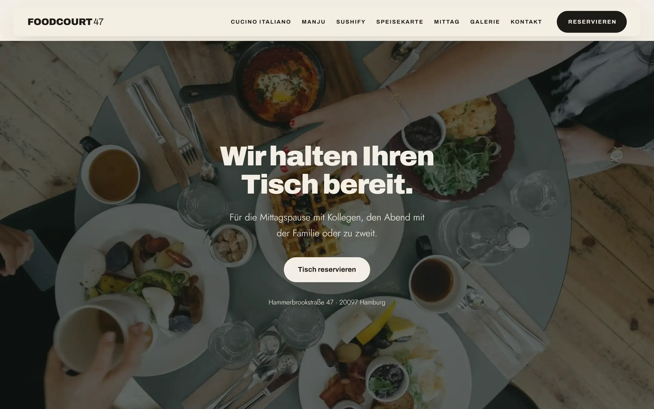 Abschlussbereich der Startseite: vollflächiges Foto eines gedeckten Tisches von oben mit der Zeile „Wir halten Ihren Tisch bereit.“, Reservierungsbutton und Adresse.